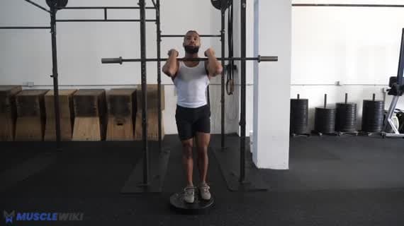 Sentadilla con barra en rack frontal con déficit