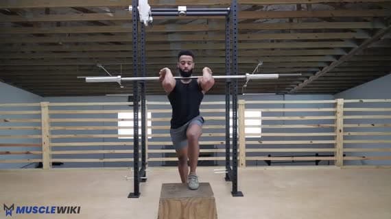 Subida al Cajón con Barra en Posición de Rack Frontal e Impulso de Rodilla