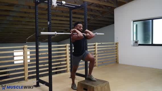 Subida al Cajón con Barra en Posición de Rack Frontal e Impulso de Rodilla