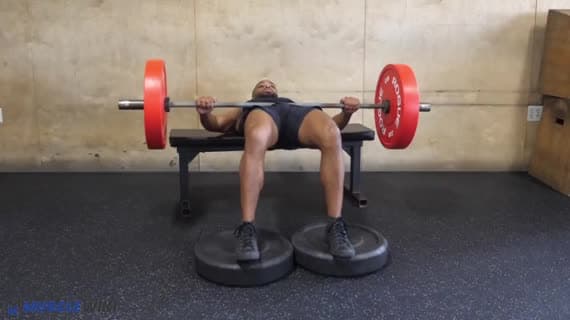 Elevação de Quadril com Barra — Calcanhares Elevados