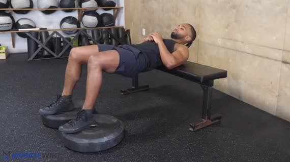 دفع الورك بوزن الجسم مع رفع الكعبين