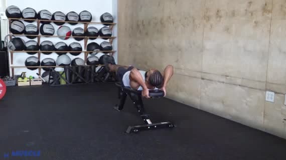 Elevación de piernas con crunch invertido
