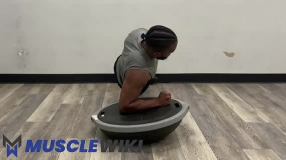 Seitlicher Unterarmstütz auf dem Bosu Ball