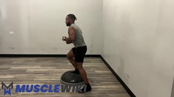 Bosu Ball: subir y pasar por encima