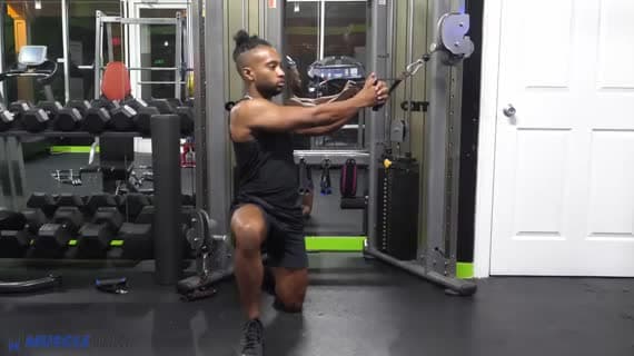 Kabelzug im Ein-Knie-Stand von oben nach unten - Holzhacker
