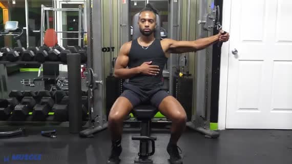 فلاي صدر بالكابل على مقعد مائل للأسفل بذراع واحدة