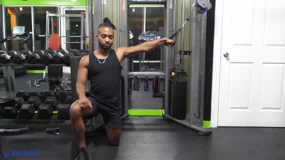 Kabelzug mit gestrecktem Arm