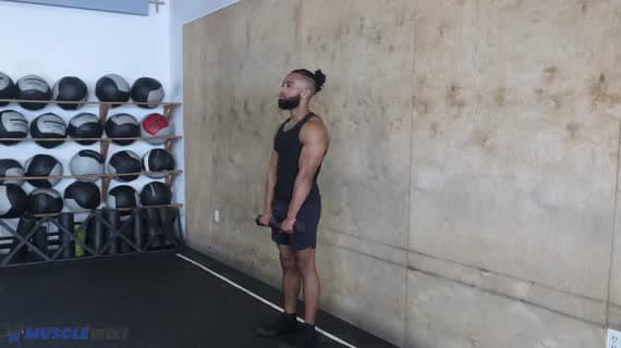 Elevación frontal completa con mancuernas