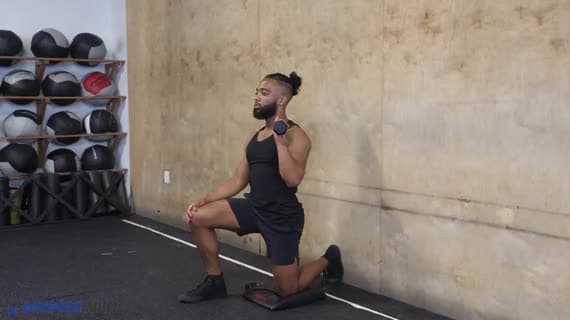 Press de hombro con mancuerna, a una mano y de rodillas