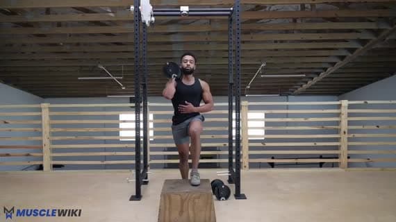 Jednoręczny Step-up z Hantlą w Pozycji Front Rack z Uniesieniem Kolana