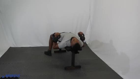 Supino com kettlebell