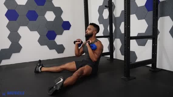 Abwechselndes Z-Drücken mit der Kettlebell