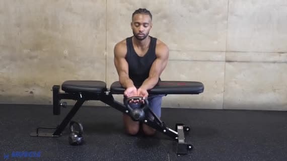 Uginanie nadgarstków na ławce z kettlebell