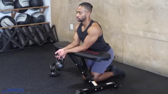 Uginanie nadgarstków na ławce z kettlebell