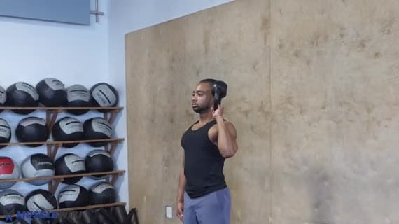 Presse unilatérale de kettlebell renversée au-dessus de la tête