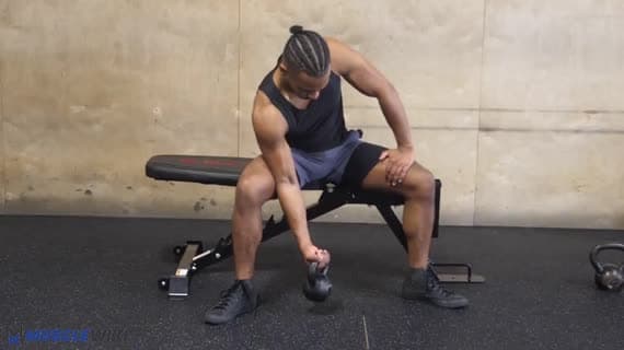 Curl di concentrazione con kettlebell