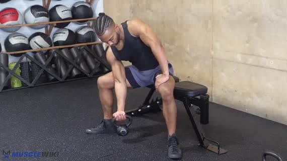 Curl di concentrazione con kettlebell