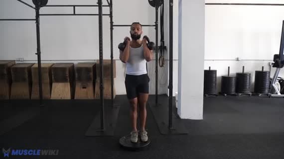 Fente arrière avec déficit en position rack avant avec kettlebell