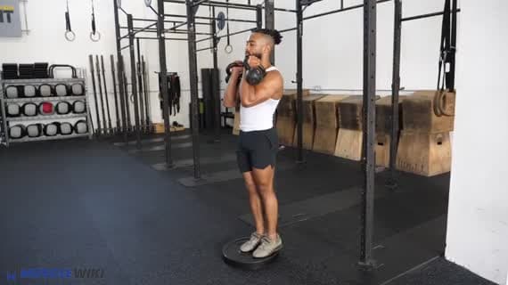 Fente arrière avec déficit en position rack avant avec kettlebell