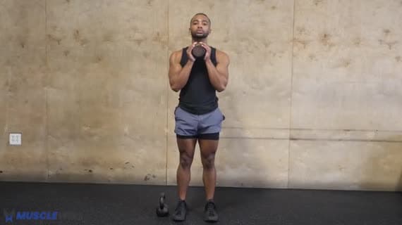 Wadenheben (Kettlebell im Goblet‑Griff)