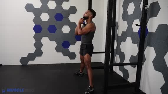 Squat cosacco con kettlebell a calice