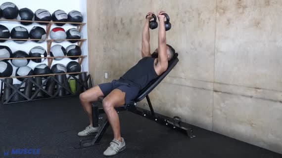Supino Inclinado com Kettlebell na Guilhotina