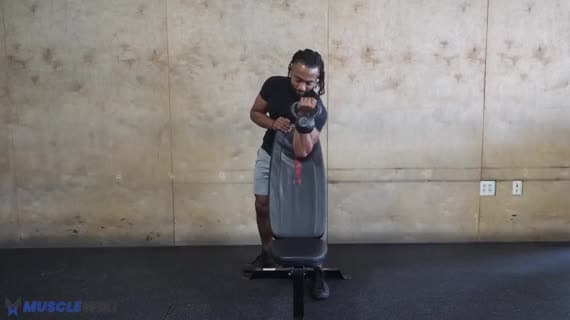 Curl alla panca Scott con kettlebell