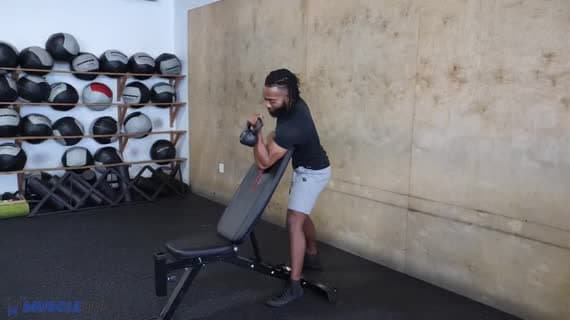 Curl alla panca Scott con kettlebell