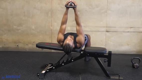 Pullover avec kettlebell