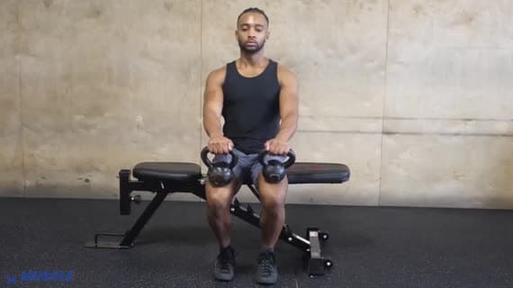 Dwukrotne podnoszenie łydek siedząc z kettlebell