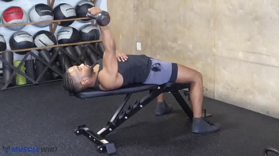Écarté poitrine à un bras avec kettlebell