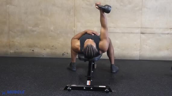 Écarté poitrine à un bras avec kettlebell