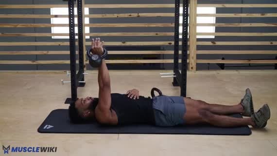 Crucifixo unilateral no chão com kettlebell