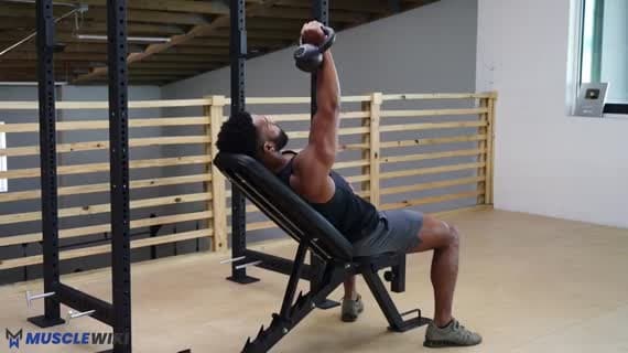 Press Inclinado Alto con Pesa Rusa a Un Brazo