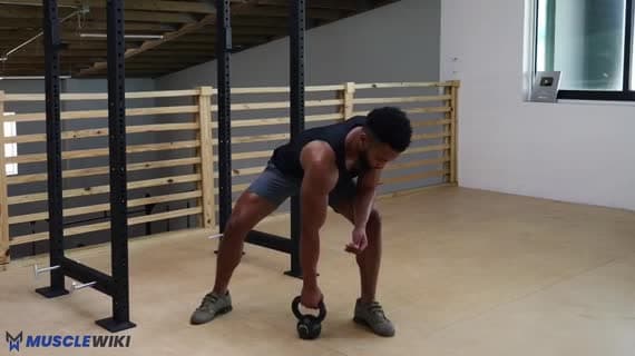 Remada Pendlay unilateral com kettlebell