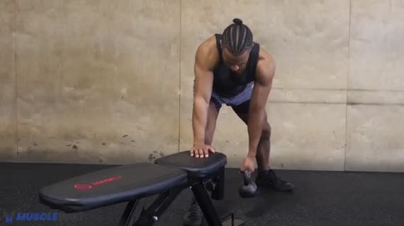 Remada com Kettlebell de Braço Único no Banco