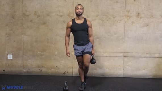 Einarmige Wadenhebung mit Kettlebell auf einem Bein