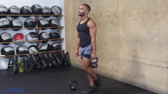 Einarmige Wadenhebung mit Kettlebell auf einem Bein