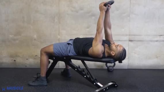 Tríceps testa com kettlebell