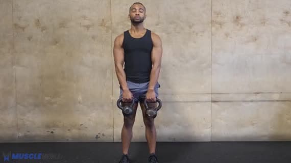 Aufrechtes Rudern mit Kettlebell