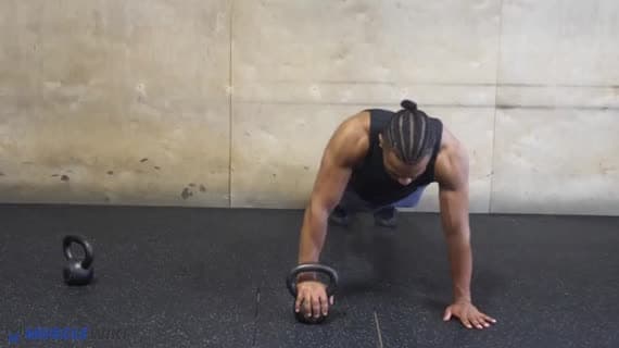 Kettlebell-Walkover-Liegestütz
