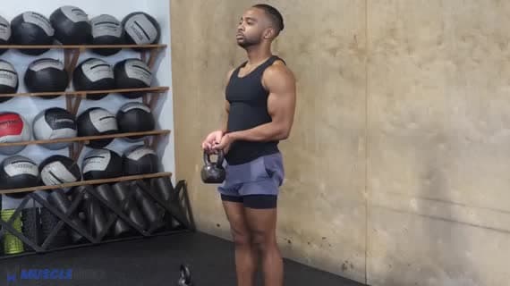 Uginanie nadgarstków z kettlebellem