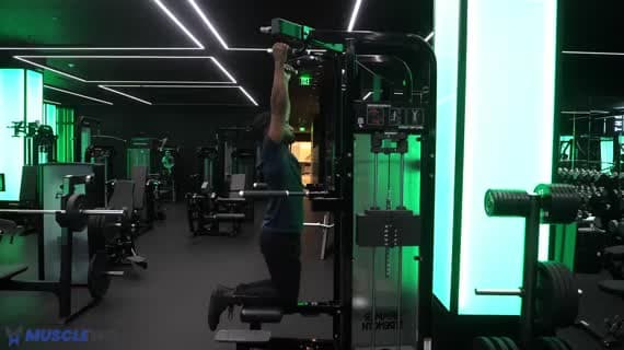 Dominadas Asistidas por Máquina en Agarre Estrecho.