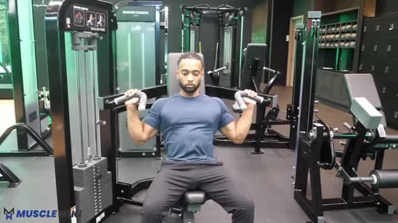 Presse à Épaules en Supination à la Machine