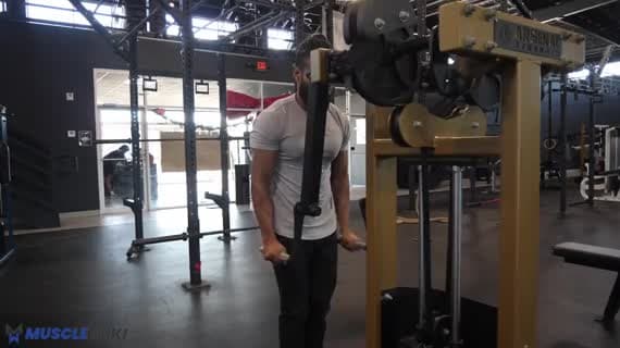Élévation latérale à la machine debout