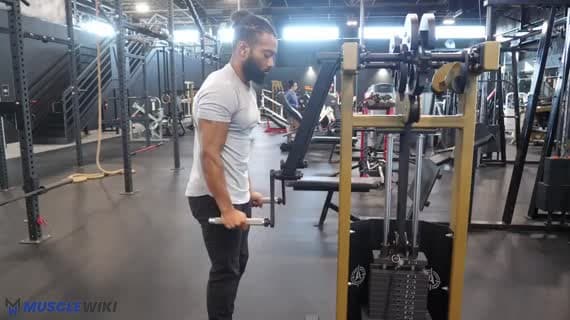 Élévation latérale à la machine debout