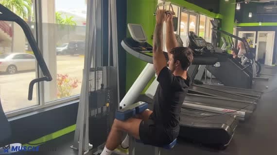 Jalón con agarre neutro