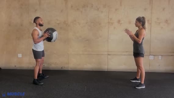 Lancer du Ballon Médicinal en Développé Couché à Deux