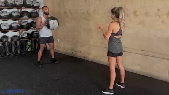 Lancer du Ballon Médicinal en Développé Couché à Deux