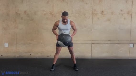 Slam poitrine avec ballon médicinal